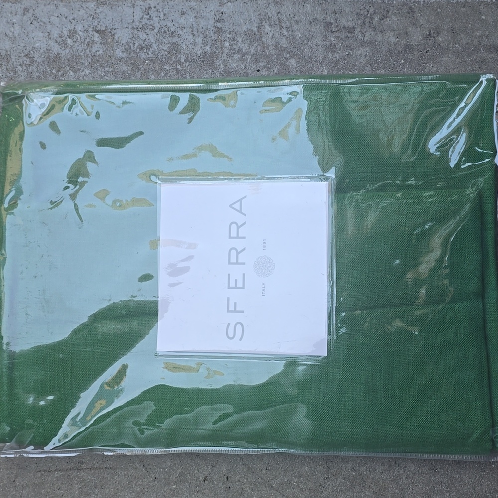SFERRA Festeval Square Hemstitched Linen Tablecloth, Emerald, Retail $149.95US - Picture 5 of 8
